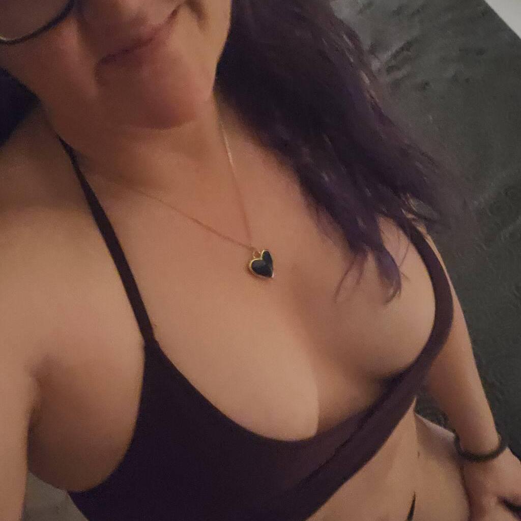 Darling is Female Escorts. | Medicine Hat | Alberta | Canada | canadatopescorts.com 