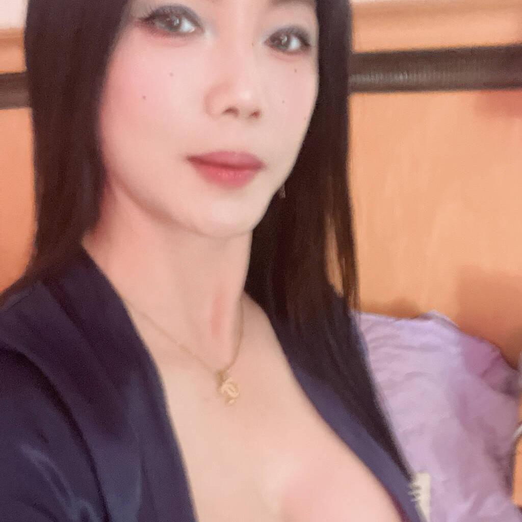 
                        Helen
                     is Female Escorts. | Cariboo | British Columbia | Canada | canadatopescorts.com 
