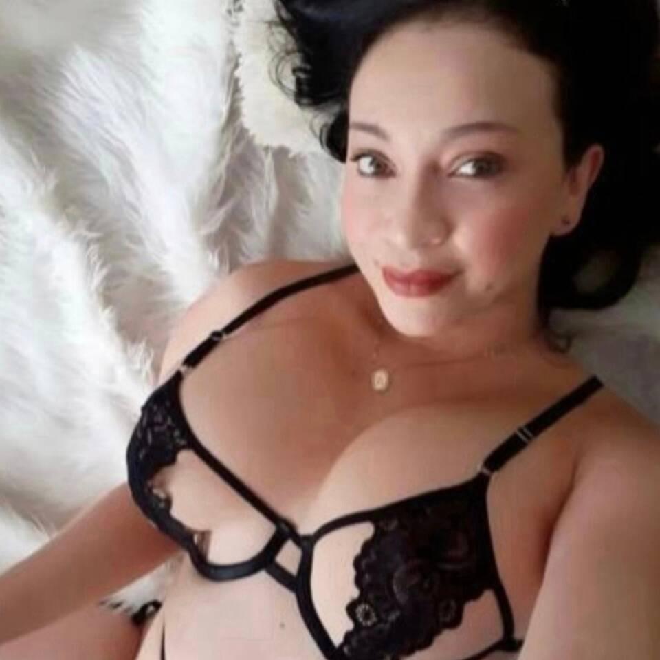 
                        Laura
                     is Female Escorts. | windsor | Ontario | Canada | canadatopescorts.com 