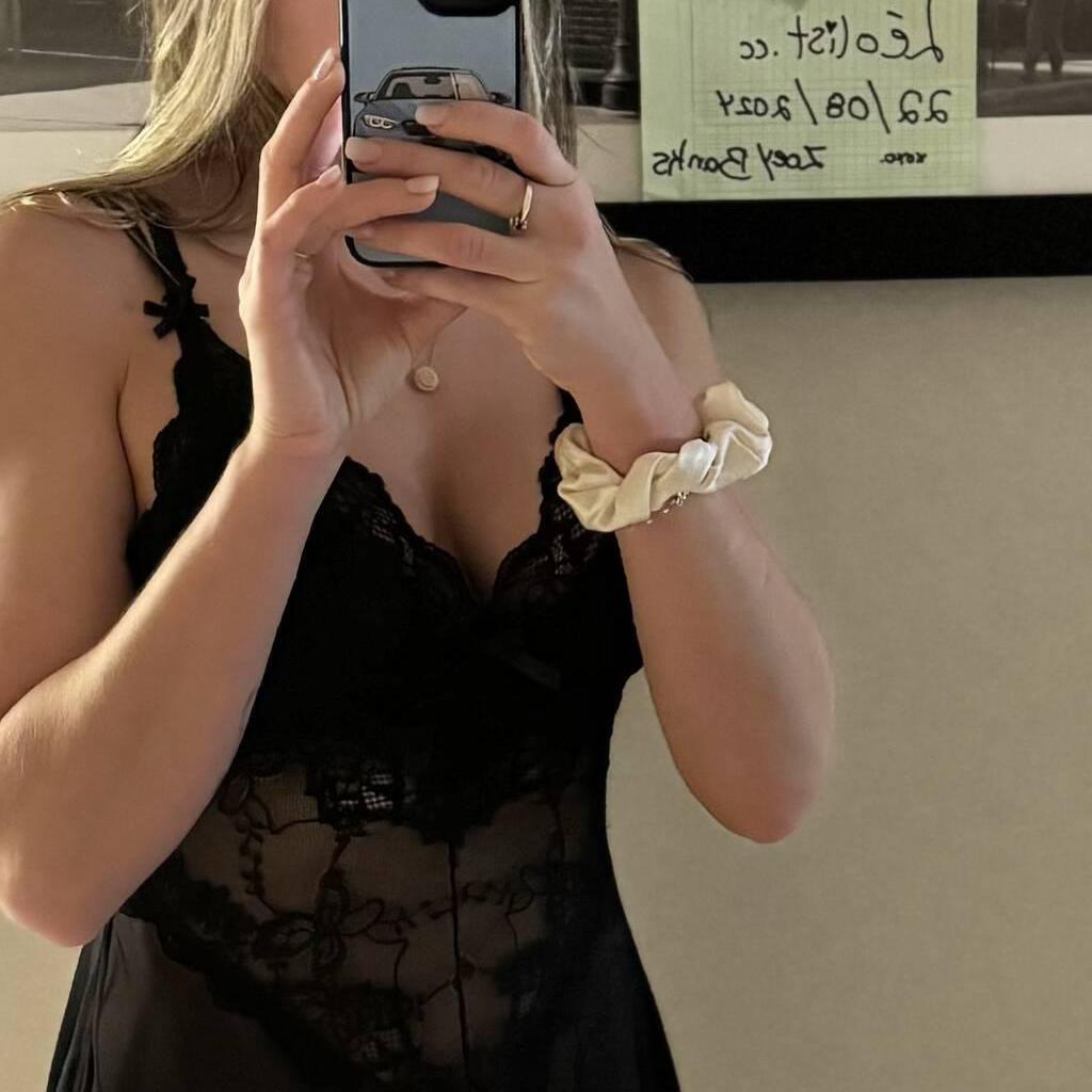 
                        Zoey Banks
                     is Female Escorts. | Niagara | Ontario | Canada | canadatopescorts.com 