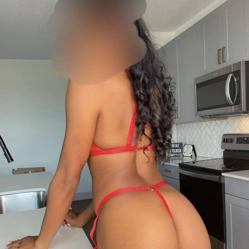 
                        Lennox
                     is Female Escorts. | Fredericton | New Brunswick | Canada | canadatopescorts.com 