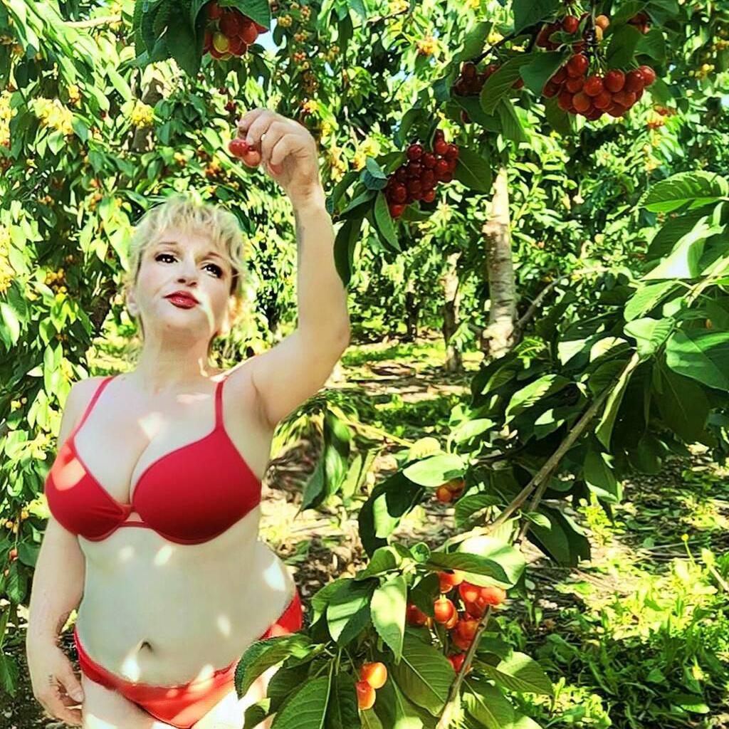 
                        ᴹⁱˢˢ Bee
                     is Female Escorts. | Kelowna | British Columbia | Canada | canadatopescorts.com 