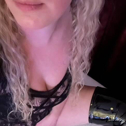 
                        Marie
                     is Female Escorts. | Comox Balley | British Columbia | Canada | canadatopescorts.com 