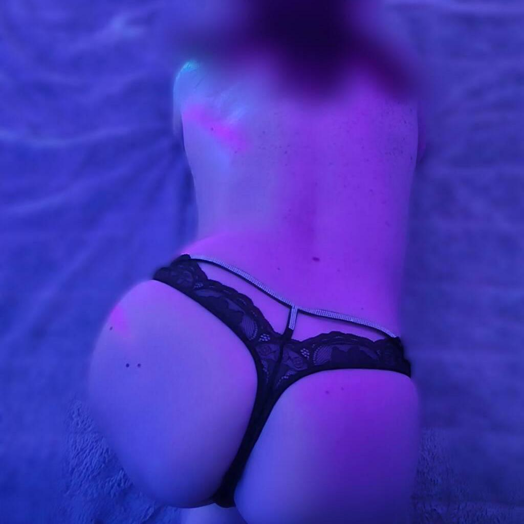 
                        FebzXO
                     is Female Escorts. | windsor | Ontario | Canada | canadatopescorts.com 