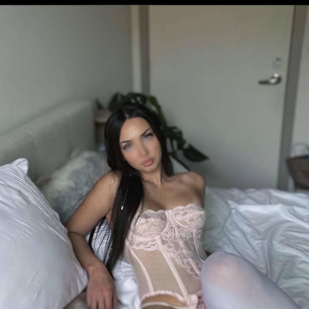 
                        Henny
                     is Female Escorts. | Calgary | Alberta | Canada | canadatopescorts.com 