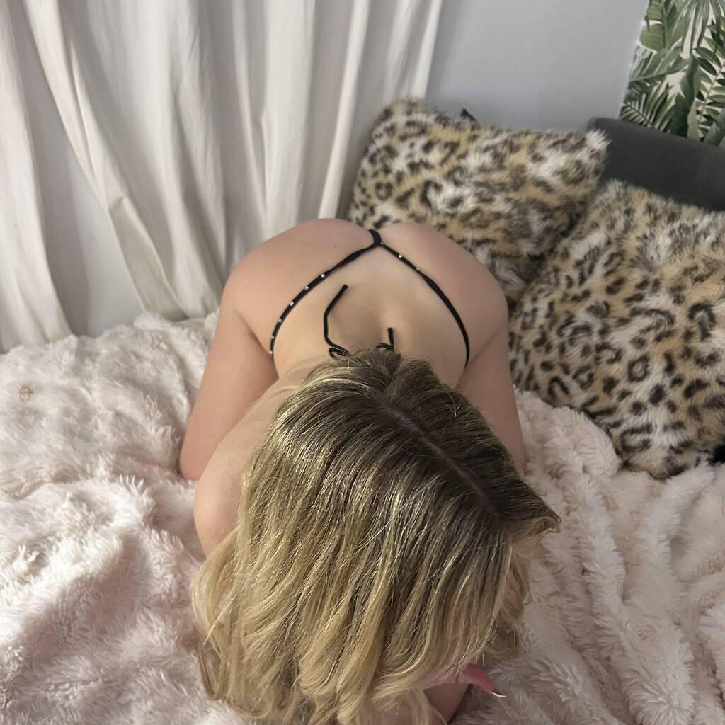 
                        White Snow Bunny
                     is Female Escorts. | Quebec City | Quebec | Canada | canadatopescorts.com 