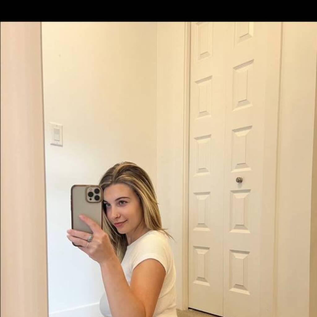 
                        Della
                     is Female Escorts. | Sunshine Coast | British Columbia | Canada | canadatopescorts.com 