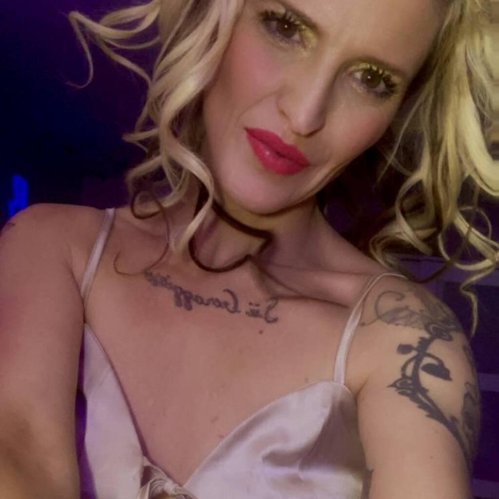 
                        Kandeeapple
                     is Female Escorts. | Kelowna | British Columbia | Canada | canadatopescorts.com 