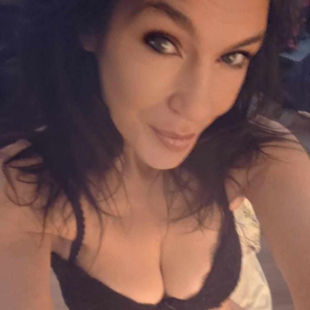 
                        Ember
                     is Female Escorts. | Medicine Hat | Alberta | Canada | canadatopescorts.com 